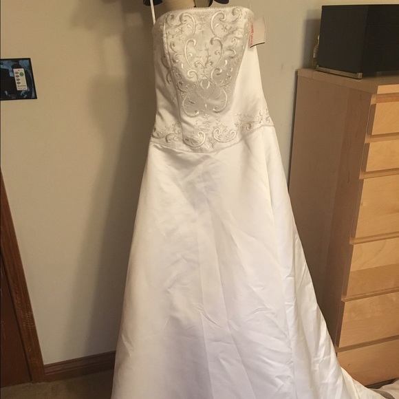 Beautiful strapless wedding dress
