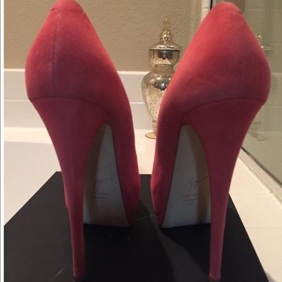 **SOLD** Giuseppe Zanotti