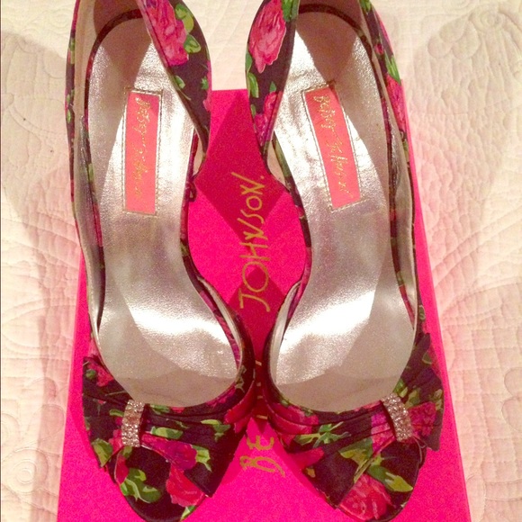 Bet set Johnson floral pumps