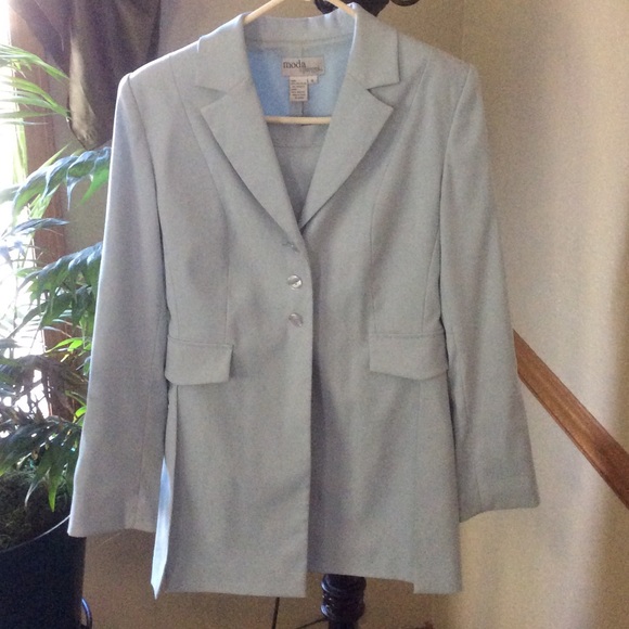 Beautiful ladies 2pc suit.