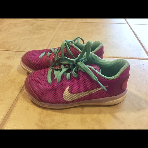Girls Nike flex size 11