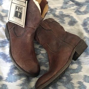 BRAND NEW Frye Carson Lug Short Dark Brown Size 7