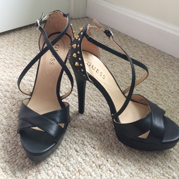 🆕 Guess studded pumps