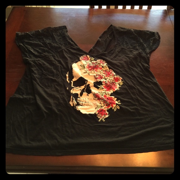Torrid skull and lace tee size 4 💥final price💥