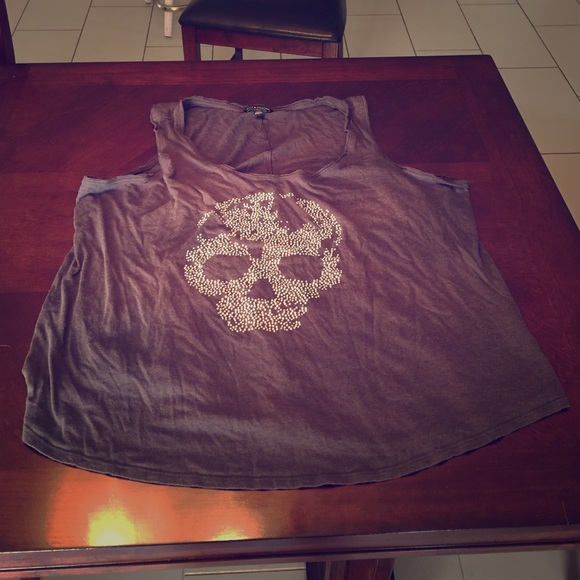 Tank with crystal skull