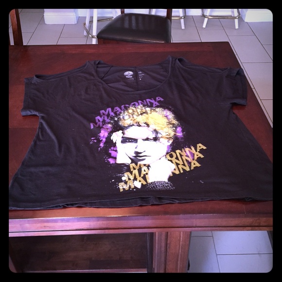 Cold shoulder Madonna tee 💥final price💥