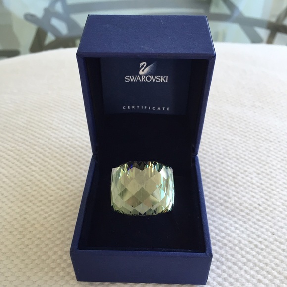 Swarovski Nirvana Ring. Emerald green.