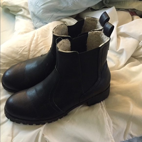 Black boots with fur inside