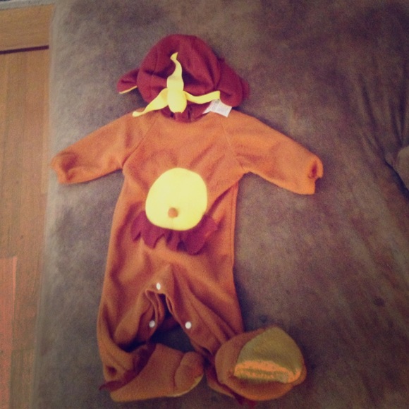 0-3 mo Lion Onsie w/cap