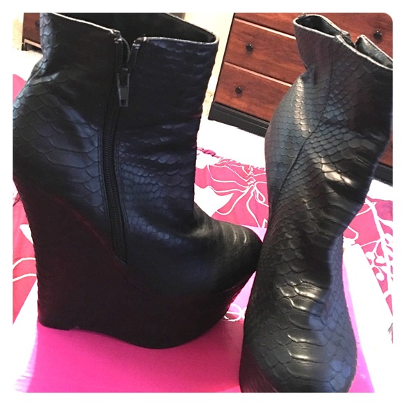 Shoe Dazzle Sloane Platform Leather Bootie