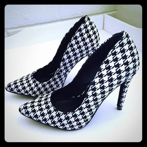 Michael Antonio Houndstooth Pump