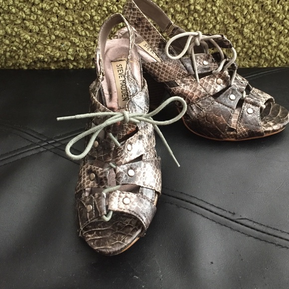 Steve Madden gray/black snakeskin shoe. Size 7