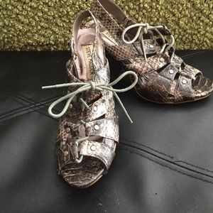 Steve Madden gray/black snakeskin shoe. Size 7