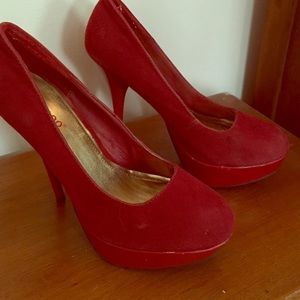 Red pumps