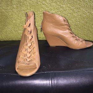 Wedge peep-toe in light brown