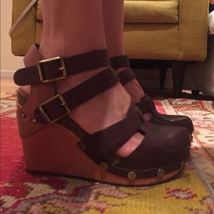 off the beaten path leather clogs, size 6.5