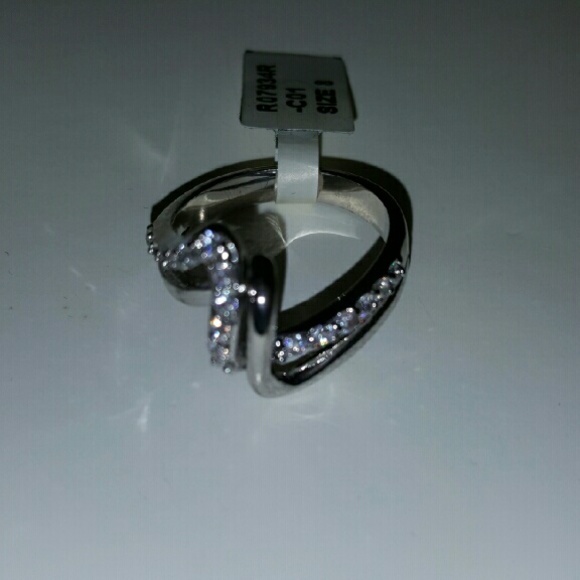 Beautiful ring, its unique! - Picture 2 of 2