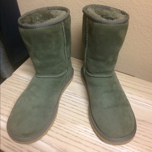 Olive UGG sz 5