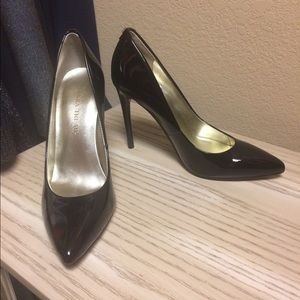 Ivanka Trump black patent heels 4'