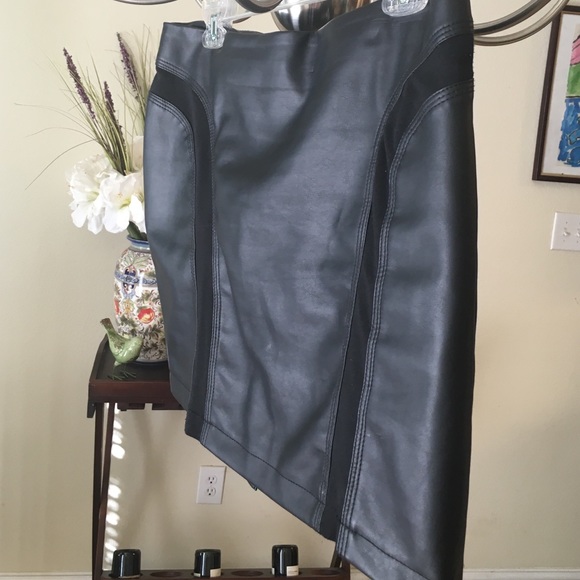 Photo leather miniskirt - Picture 1 of 4