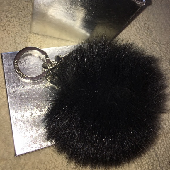 EXTRA-LARGE FUR KEY CHAIN
Black