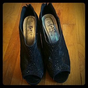 Black day trip heels.