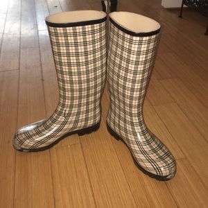 Large/8 but bigger than an 8 posh rain boots