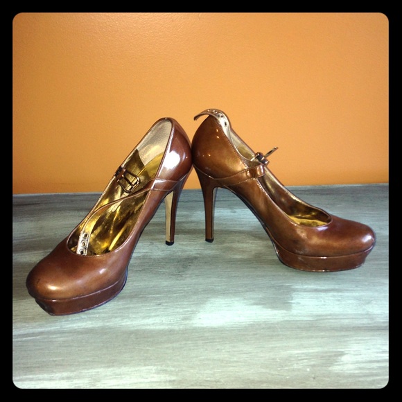 Pair of guess pumps