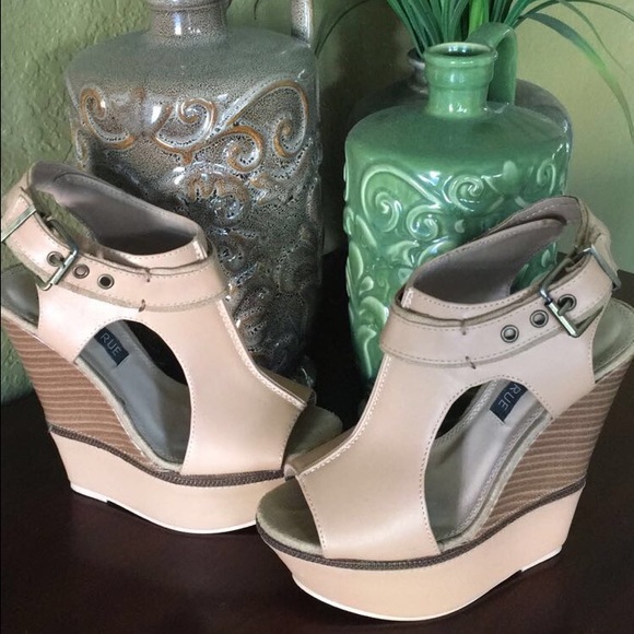 Izabella Rue Shoes - Tan wedges