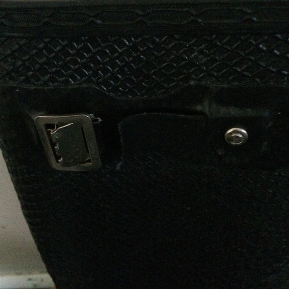 Do Not Buy--additional pictures of Hunter boots