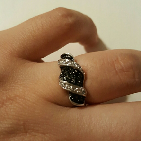 Elegant and beautiful ring - Picture 1 of 2