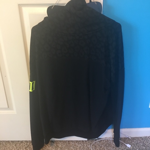 ❌SOLD❌Victoria Secret PINK Black Leopard Cowl - Picture 2 of 4