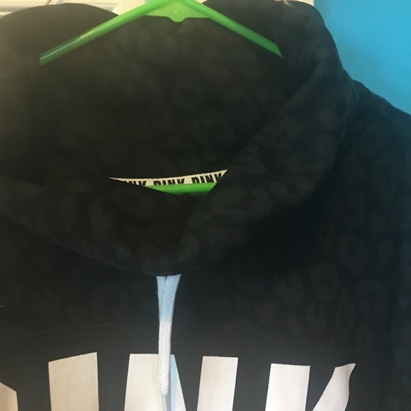 ❌SOLD❌Victoria Secret PINK Black Leopard Cowl - Picture 3 of 4