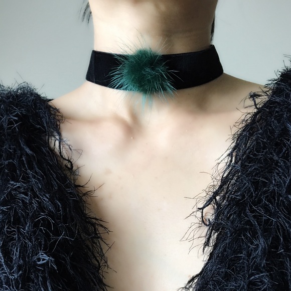 Emerald fur ball velvet choker with free earrings - Picture 2 of 4