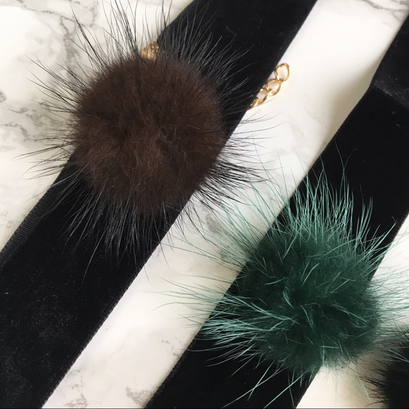 Emerald fur ball velvet choker with free earrings - Picture 3 of 4