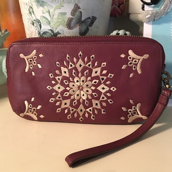 Lucky Brand Handbags - 🌟🌟On Sale🌟🌟Lucky Brand purse, leather