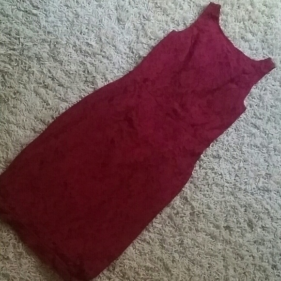 Maroon lace sleeveless dress