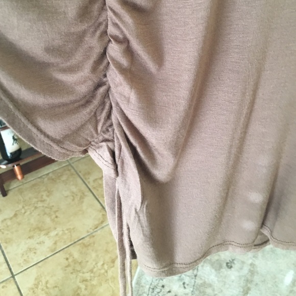 Tan blouse - Picture 4 of 4