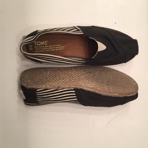 Off white and black toms