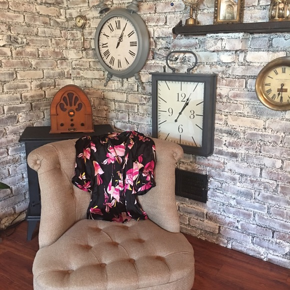 Bebe xs silk blouse - Picture 2 of 4