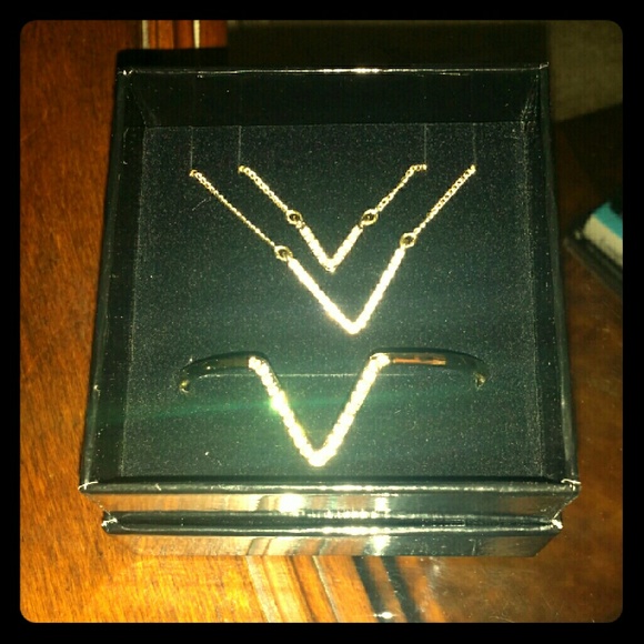 VS Necklace and braclet set