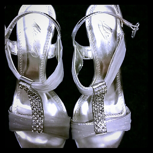 Silver heels - Picture 1 of 4