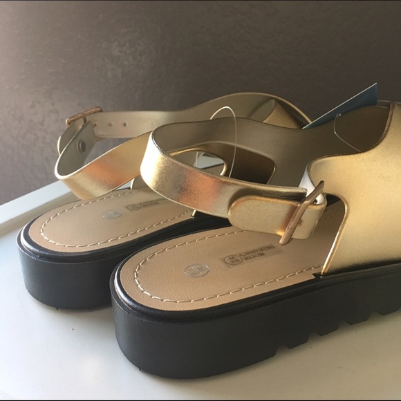 ✨NEW✨Gold metallic sandals - Picture 3 of 4