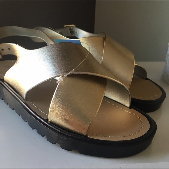 ✨NEW✨Gold metallic sandals - Picture 2 of 4