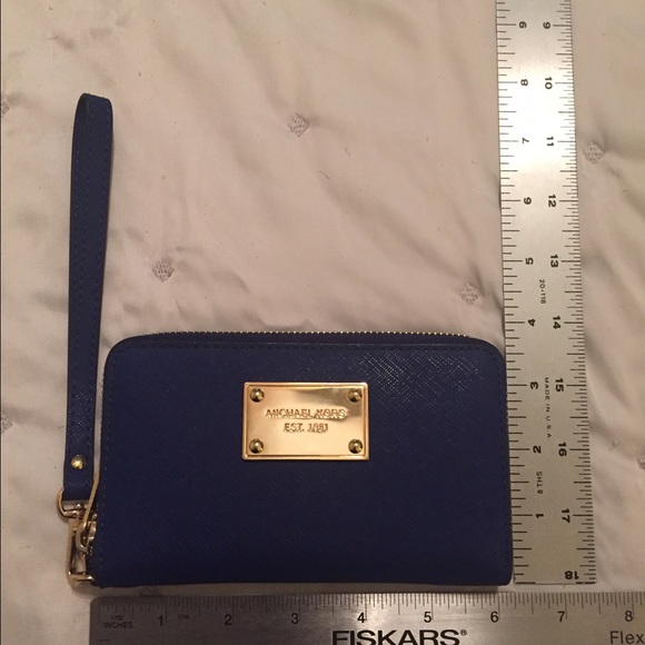 Michael Kors wristlet - Picture 1 of 3