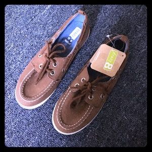 NWT brown crazy 8 boys shoes.
