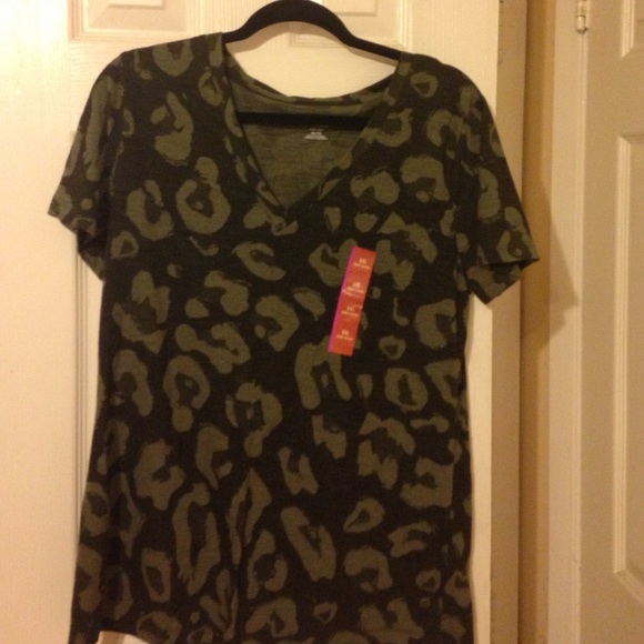 Dark green cheetah print t shirt