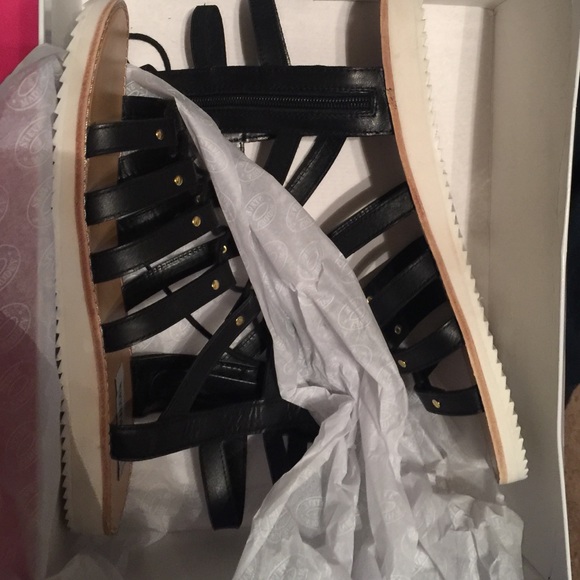 Steven Madden black flat Sandal