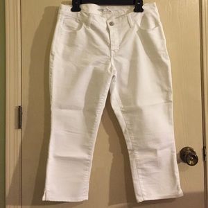 White Old Navy Capri pants size 12
