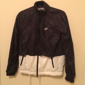 *On Hold!* NIKE Windbreaker Size Medium